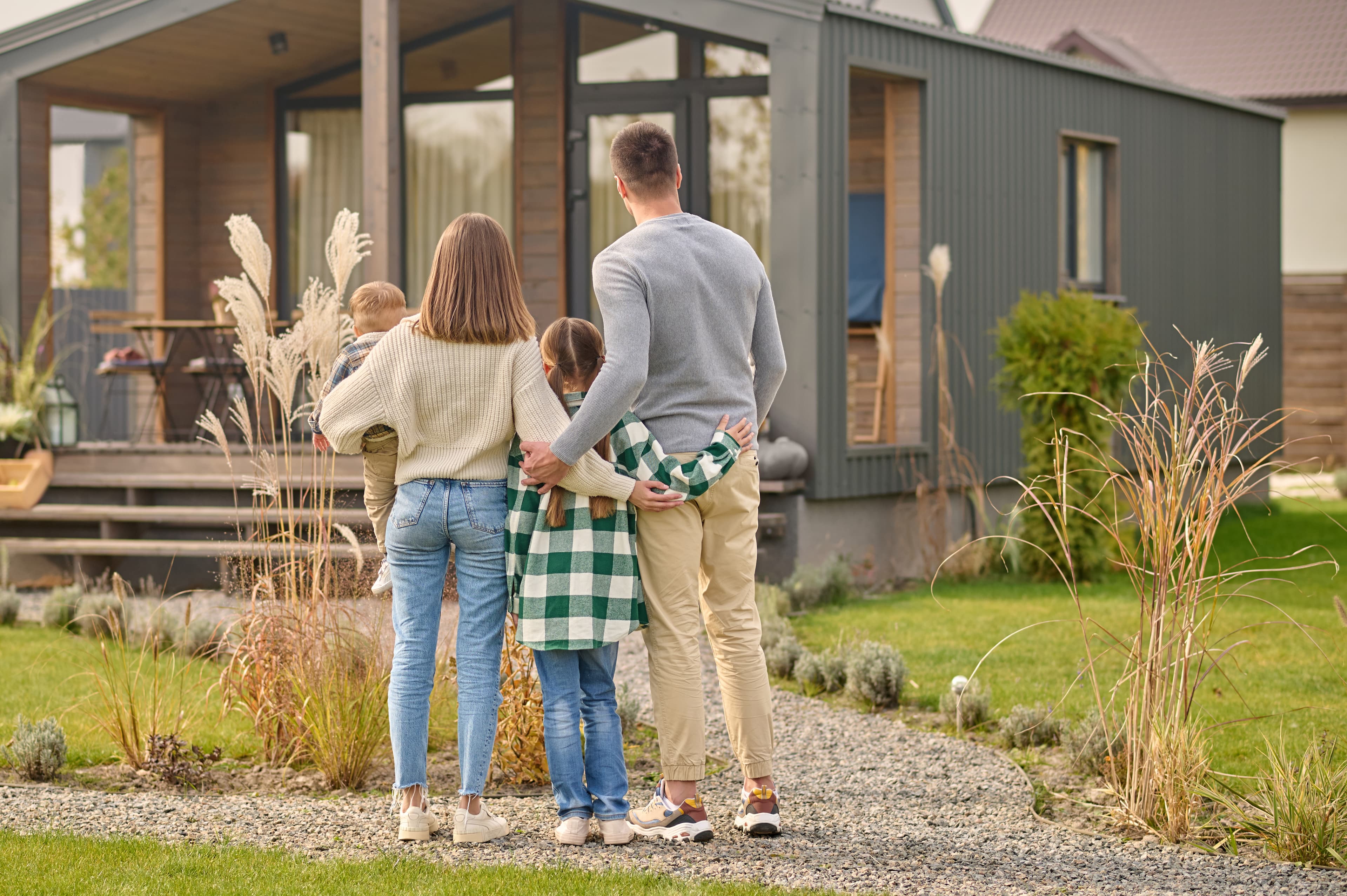 Familie vor dem Haus